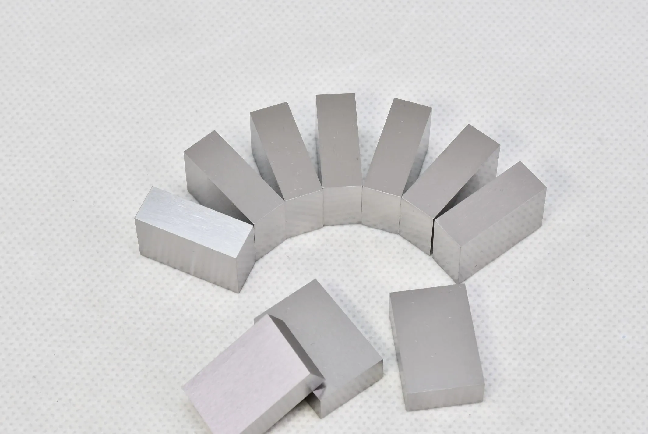 Cóimhiotal trom tungstain WNiFe, WNICu